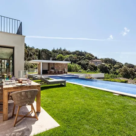 La Croix-valmer Sleeps 20 Pool Air Con Wifi